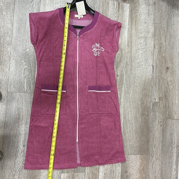 NWT. Robe. Size M - Picture 3 of 3